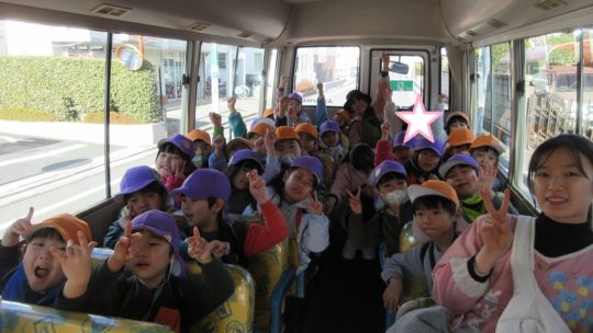 年長　凧あげ　園外保育①
