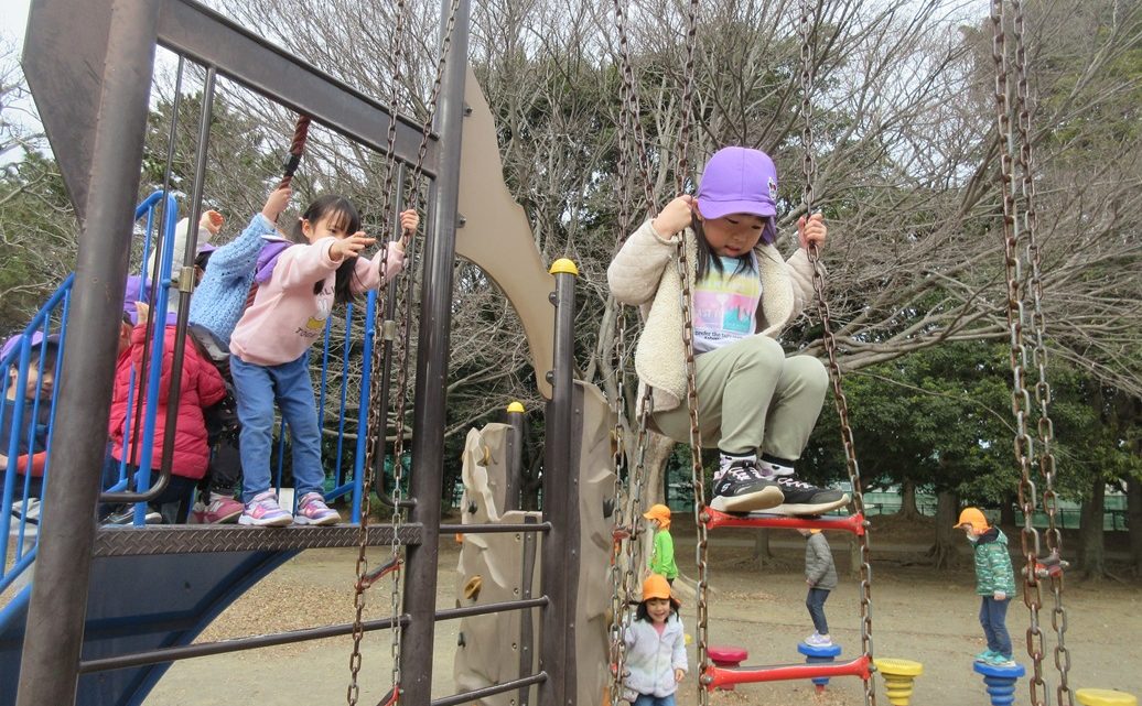 年長　凧あげ　園外保育④