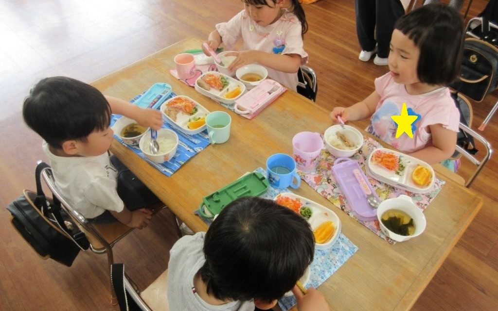 年少・園生活のようす①(給食)