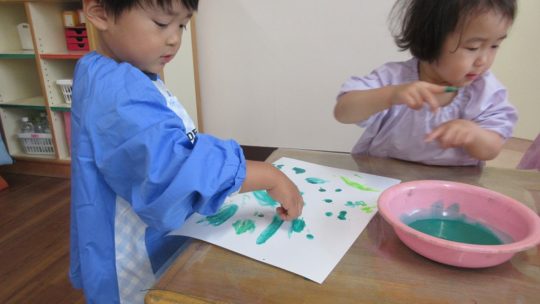 年少　絵の具遊び