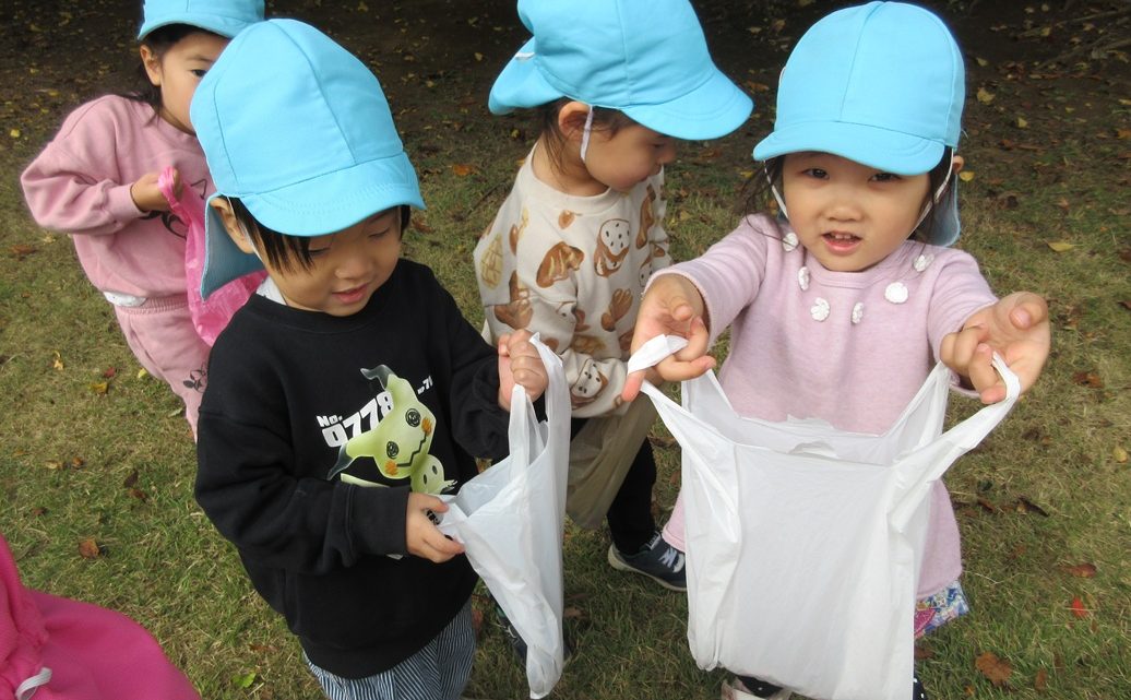 年少　園外保育　～どんぐり拾い➁～