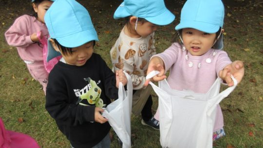 年少　園外保育　～どんぐり拾い➁～