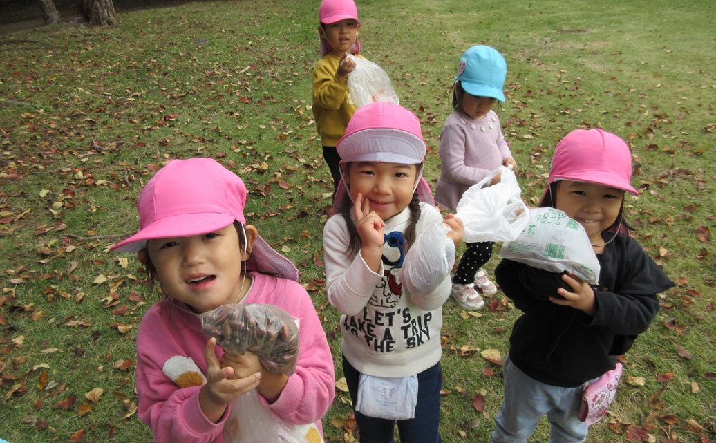 年少　園外保育　～どんぐり拾い➂～