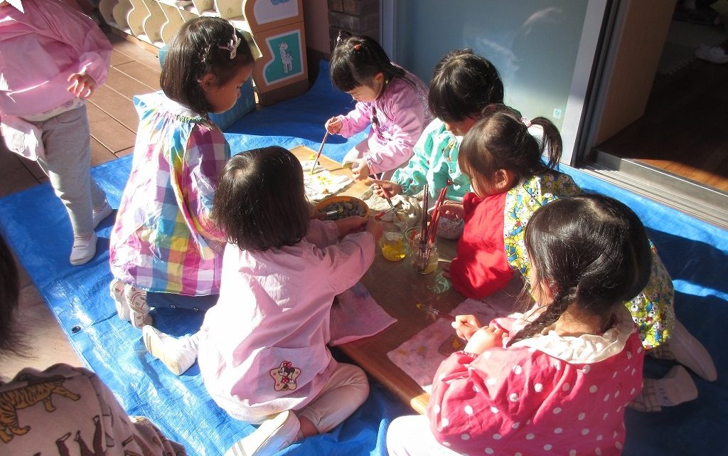 年少　そら豆の種まき＆絵の具遊び①