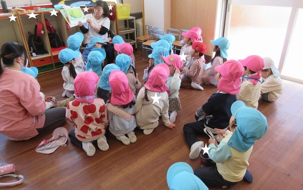 年少　そら豆の種まき＆絵の具遊び➁